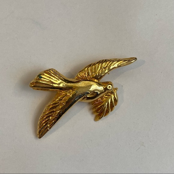 Vintage‎ gold toned Dove with olive branch lapel pin brooch - Picture 1 of 6